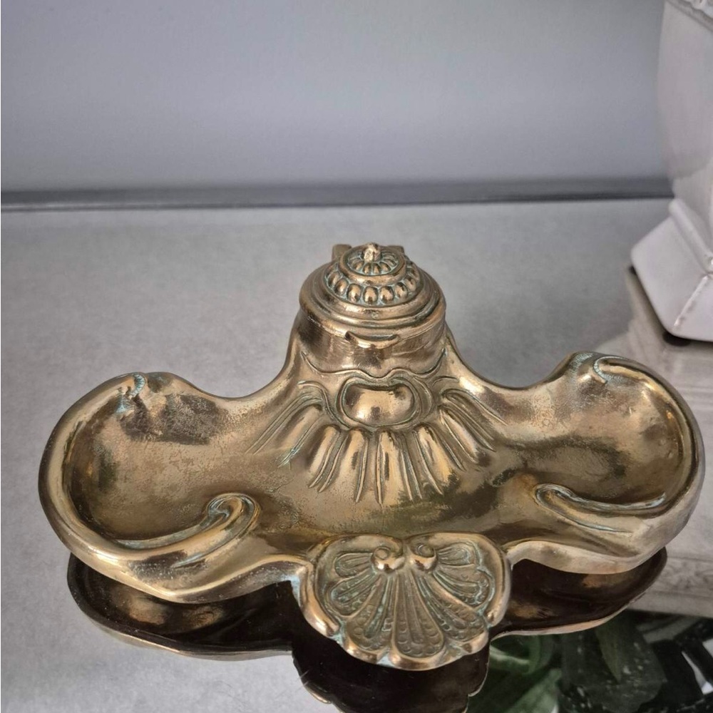 Vintage Ornate Brass Inkwell – Shell Motif Desk Accessory